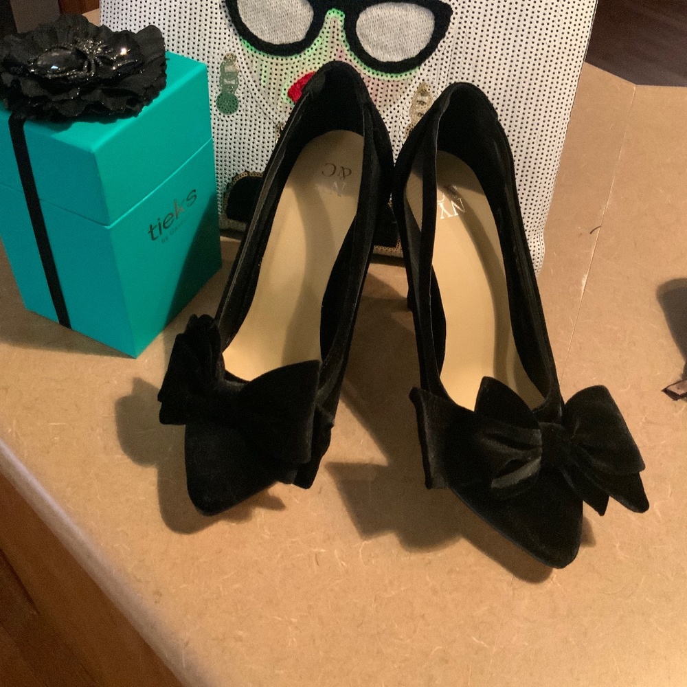 Black Pumps